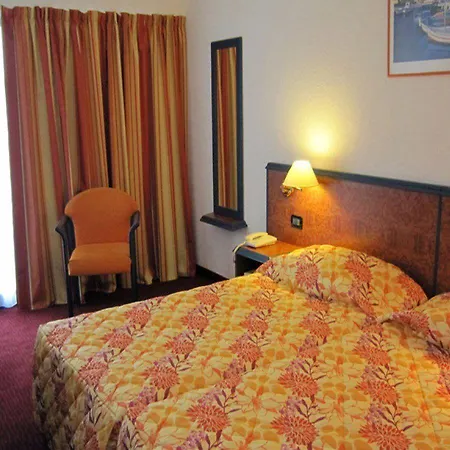 卡斯特尔维西诺酒店 3*