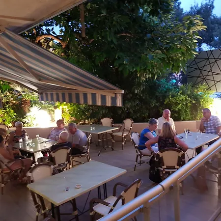 卡斯特尔维西诺酒店 3*